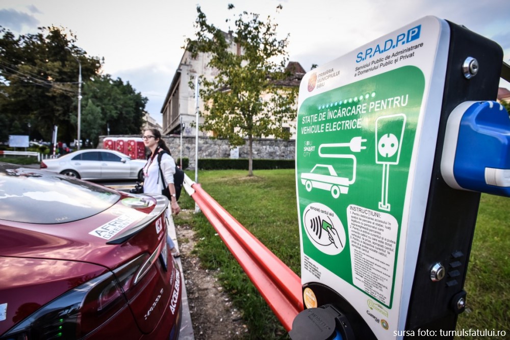 Șoferii din municipiul Zalău vor beneficia de parcare gratuită în localitate pentru mașinile electrice