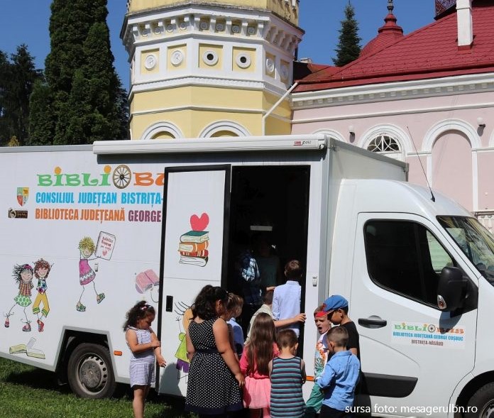 Bucurie mare pentru elevii școlii din Runcu Salvei: Bibliobuzul cu cărți a ajuns din nou la ei