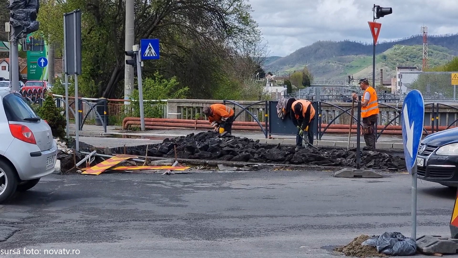 Lucrările la Podul CFR din Mediaș au paralizat traficul din oraș. Șoferii, nemulțumiți de cum se lucrează