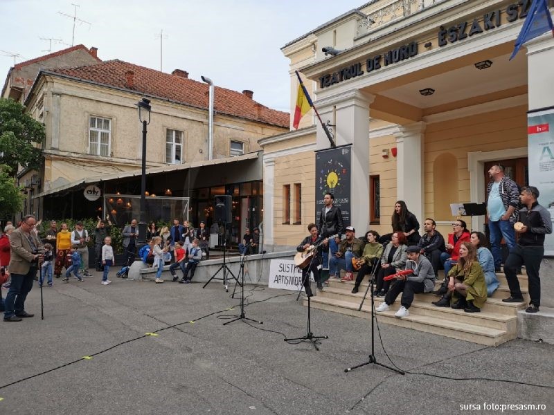 Actorii Teatrului de Nord au organizat un flashmob pentru susţinerea artiştilor din Oradea