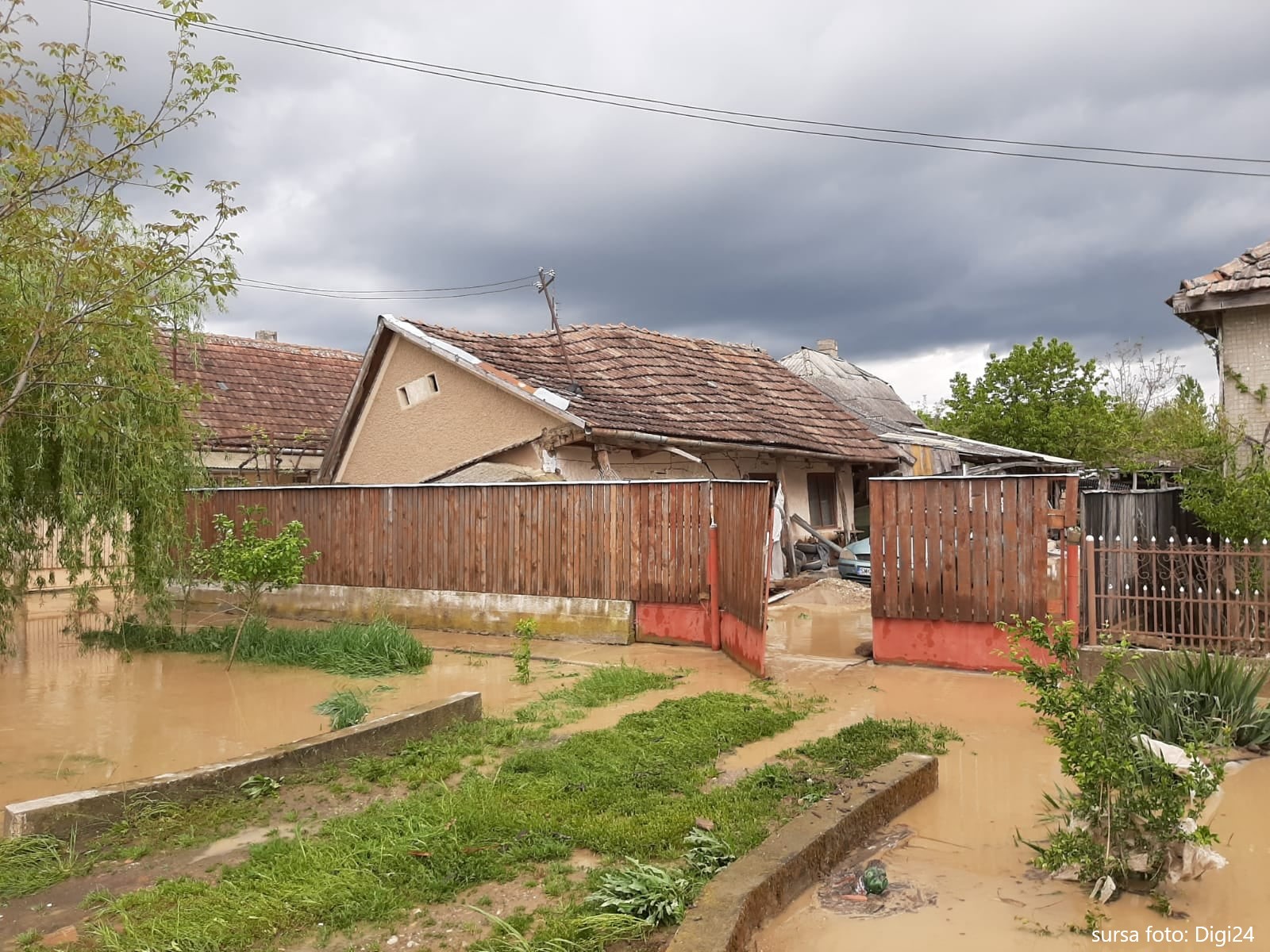 O familia din satul Rătești, care și-a pierdut locuința în urma inundațiilor, va avea o casă nouă