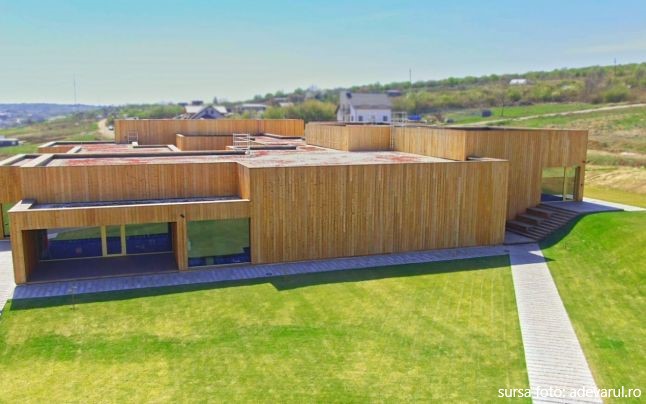 Cea mai mare clădire de birouri construită din lemn din România și nu numai e lângă Oradea