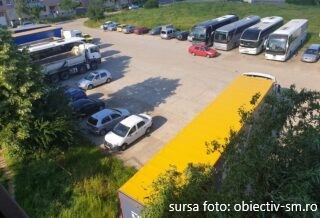 Sătmărenii sunt deranjați de șoferii de tiruri și autocare, care și-au format o parcare lângă blocuri