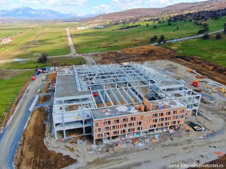 Lucrările de construcție a noii Săli Polivalente din Unirea avansează rapid. Sunt și întârzieri
