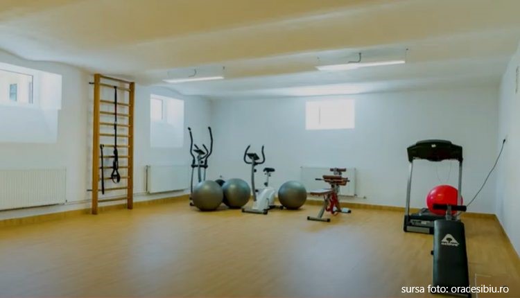 Subsolul Liceului Teoretic Axente Sever din Mediaș a fost transformat într-o sală de sport